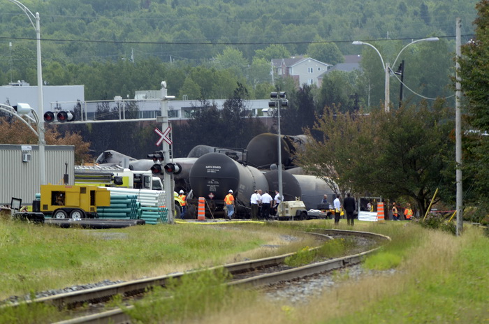 В Канаде с рельс сошёл поезд со спиртом и нефтью. Фото: STEEVE DUGUAY/AFP/Getty Images