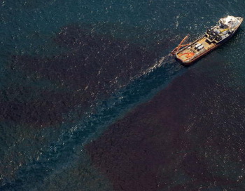Огромное нефтяное пятно покрыло залив Манилы