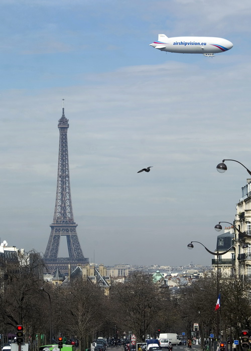 Над Парижем летает дирижабль