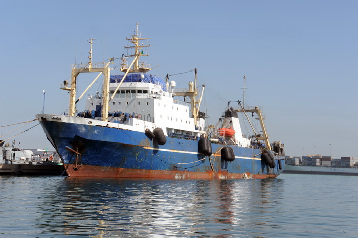 Российский рыболовный траулер «Олег Найдёнов» был задержан военными Сенегала в Атлантическом океане, в 46 милях от побережья Гвинеи-Биссау, 4 января. Фото: SEYLLOU/AFP/Getty Images