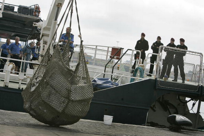 В Испании из моря выловили тонну кокаина. Фото: DESIREE MARTIN/AFP/Getty Images
