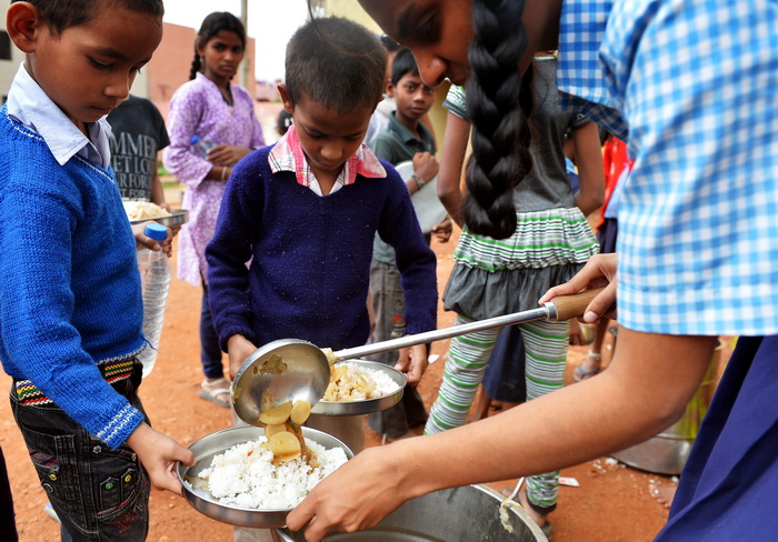 В школьных столовых Индии будут дегустировать еду. Фото: Manjunath Kiran/AFP/Getty Images