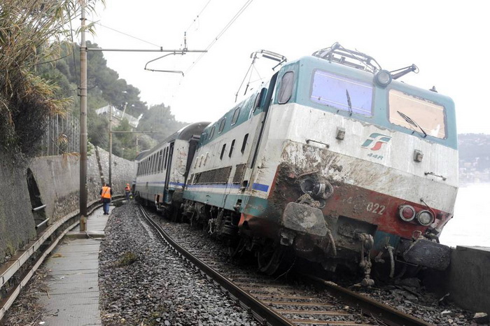 Междугородний поезд сошёл с рельс в Лигурии в пятницу, 17 января, и чуть не упал в море. Фото: blick.ch