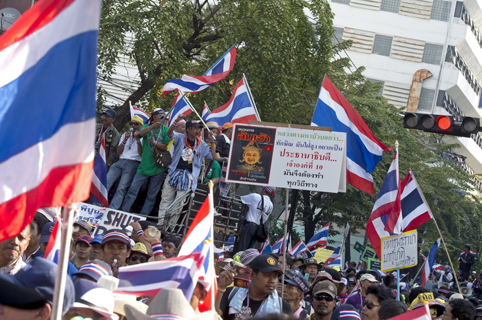Бангкок, Таиланд. Демонстранты вновь требуют отставки премьер-министра и правительства, а также переноса парламентских выборов на более поздний срок (они намечены на 2 февраля). В столице продолжается блокирование работы госучреждений. Фото: PORNCHAI KITTIWONGSAKUL/AFP/Getty Images 
