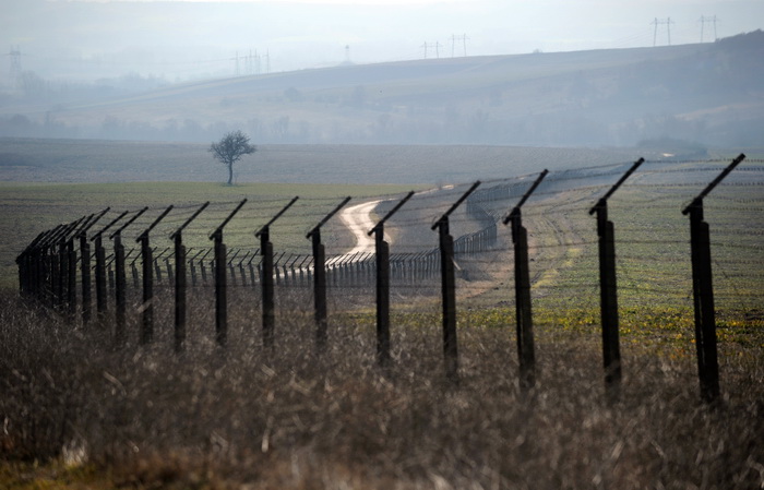 Болгарию отгородят от Турции 3-метровым забором из колючей проволоки. Фото: DIMITAR DILKOFF/AFP/Getty Images