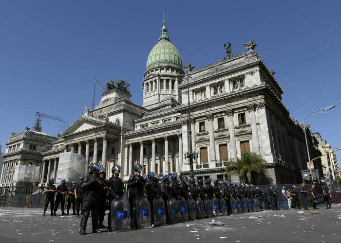 В Аргентине произошло столкновение студентов с полицейскими