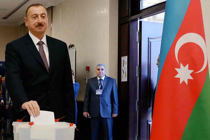  Выборы главы государства в Азербайджане были свободными и демократичными — так заявили 10 октября члены миссии наблюдателей из стран СНГ. Фото: STR/AFP/Getty Images