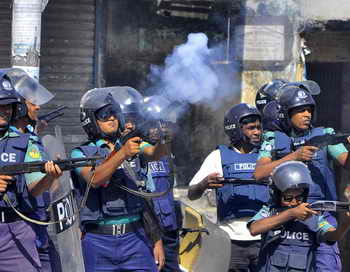 В Бангладеш проходят акции протеста текстильщиков. Демонстранты требуют повышения минимальной заработной платы. Произошли столкновения с полицией. Фото: STR/AFP/Getty Images