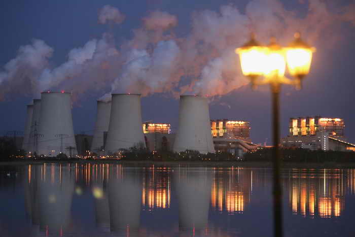 Выбросы человечеством углекислого газа в атмосферу составляют миллиарды тонн ежегодно. Учёные Нидерландов хотят не только найти альтернативный источник энергии, а заодно эффективно уменьшить загрязнение атмосферы. Фото: Sean Gallup/Getty Images