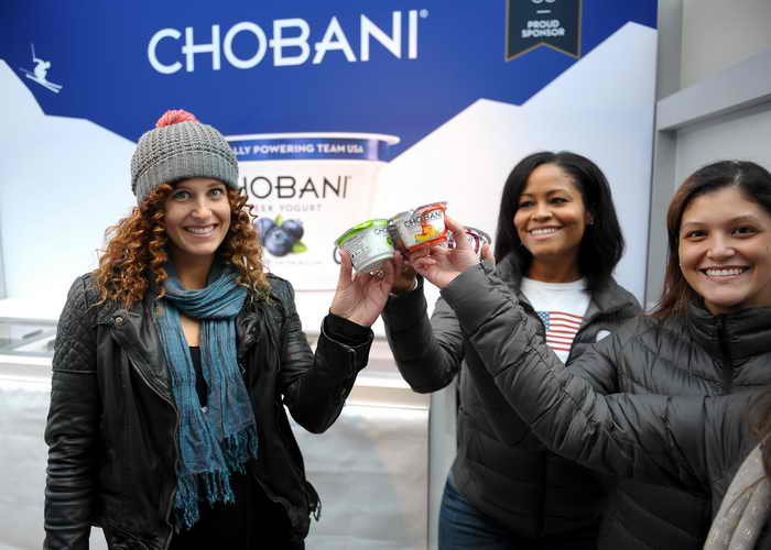 Йогурты фирмы Chobani, которая является официальными спонсором Олимпиады в Сочи. Фото: Rommel Demano/Getty Images for Chobani