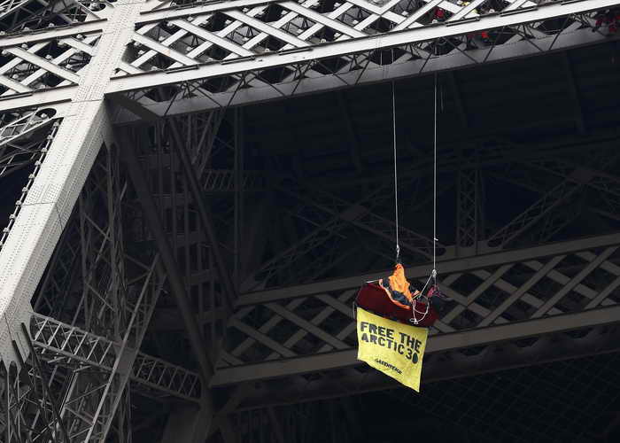 Французский гринписовец провёл акцию протеста на Эйфелевой башне