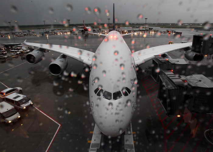 В городе Сочи прошёл сильнейший ливень. В результате оказался затоплен аэропорт, принимающий международные рейсы. Фото: Alex Grimm/Bongarts/Getty Images