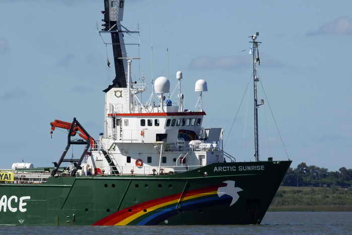 Ледокол Greenpeace, вопреки запрету российских властей, вошёл в Карское море