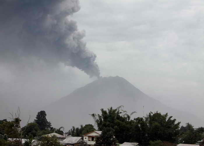  Самый высокий в Индонезии вулкан вновь проснулся и выбросил вулканический пепел. Фото: KHARISMA TARIGAN/AFP/Getty Images 
