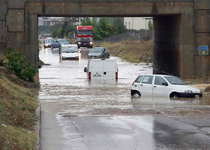 Девять человек погибли в результате наводнения на Сардинии