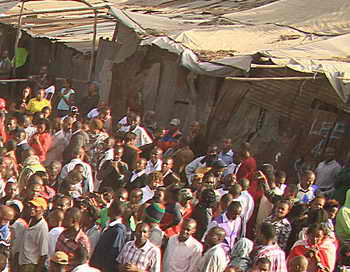 В Найроби сошедший с рельсов поезд рухнул на трущобы
