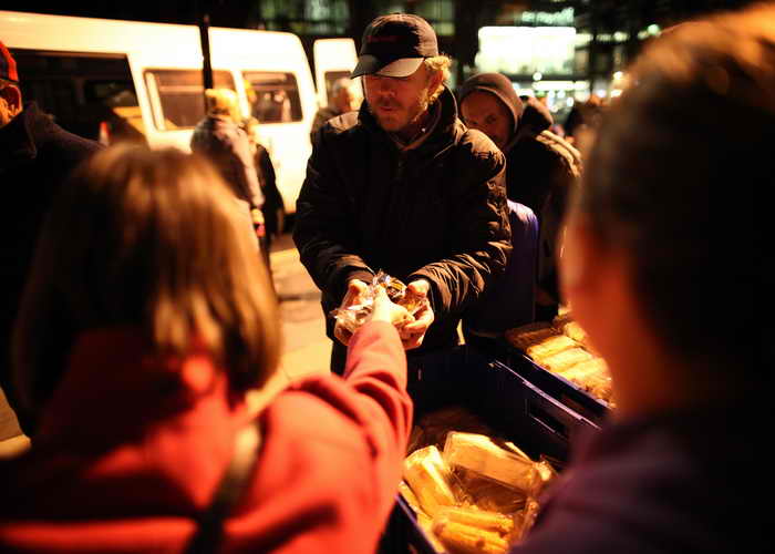  Представители Красного Креста намерены раздавать пищу британским бездомным. Обездоленные нищие всё чаще просят помощи в различных благотворительных организациях. Фото: Peter Macdiarmid/Getty Images