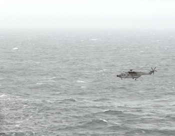 Из-за шторма экипаж датского судна не смогли эвакуировать.  Вертолёты, отправленные для их эвакуации, не смогли её осуществить из-за плохих погодных условий. Фото: ALAIN MONOT/AFP/Getty Images