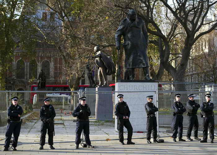 Британским парламентариям запрещено прикасаться к статуям премьер-министров