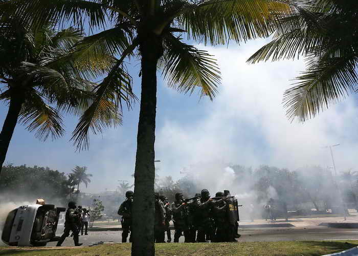  Ожесточенные столкновения между демонстрантами и полицией произошли во время проведения аукциона по продаже лицензии на разработку залежей нефти в Бразилии. Фото: Mario Tama/Getty Images 