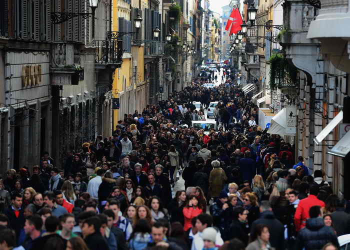 Рим. Италия.  Покупатели и туристы на торговых улицах Рима. Фото: Jeff J Mitchell/Getty Images 