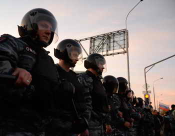 Полиция пресекла массовую драку в Люберцах, задержано около 80 человек. Фото: VASILY MAXIMOV/AFP/Getty Images