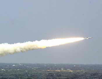 Военно-морские силы Тайваня снова успешно запустили зенитную управляемую ракету Standard ll. Стоимость одной ракеты Standard ll составляет около 3 млн долларов, дальность полёта — около 167 км, высота полёта — до 24 км. Фото: AFP/AFP/Getty Images