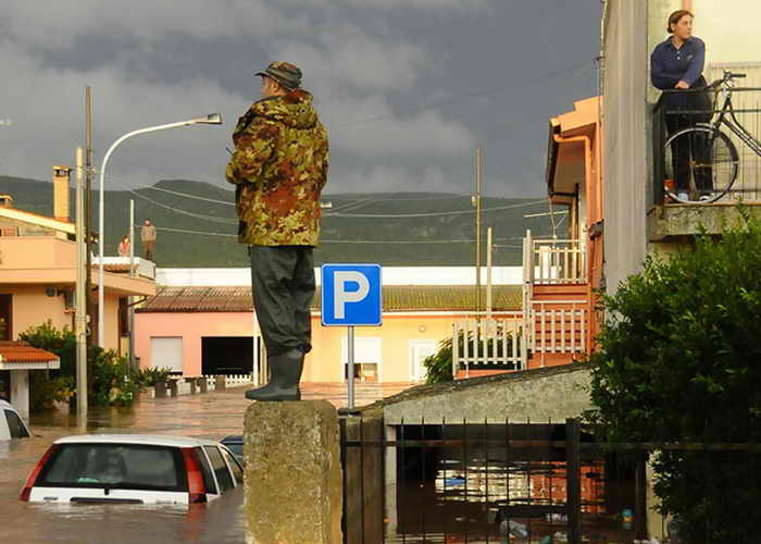  На популярном острове Сардиния из-за действия циклона «Клеопатра» был объявлен режим чрезвычайного положения. На остров обрушилась непогода. Фото: ALESSANDRA CHERGIA/AFP/Getty Images   