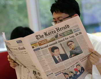 Как сообщают СМИ, вновь по инициативе властей Северной Кореи 21 сентября приостановлены намеченные на 25-30 сентября встречи разделённых семей. Причиной этого власти КНДР назвали стремление Южной Кореи использовать двусторонний диалог для обострения конфронтации с Севером. Фото: Chung Sung-Jun/Getty Images