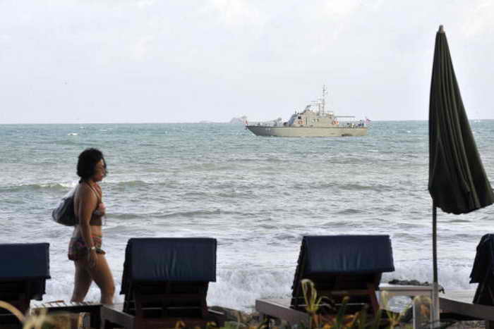 Военные катера Таиланда спасают туристов однодневных круизов. Фото: ROMEO GACAD/AFP/Getty Images