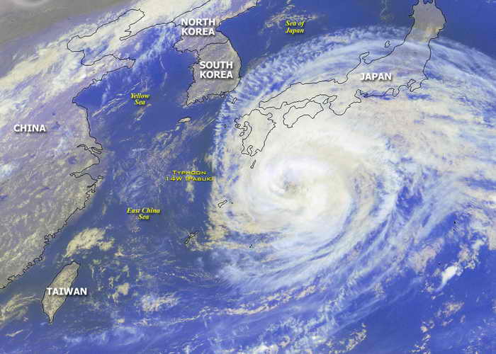 Япония. Тайфун. Фото: NOAA/Getty Images