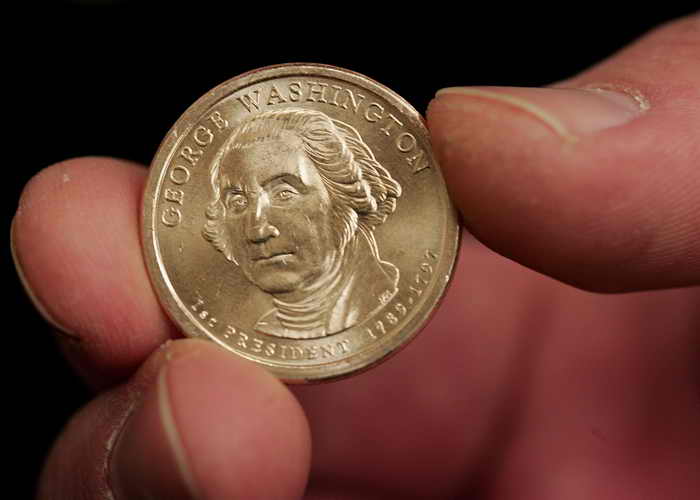 В американском штате Айдахо мэра небольшого городка выбрали с помощью подброшенной вверх монетки. Фото: Scott Olson/Getty Images