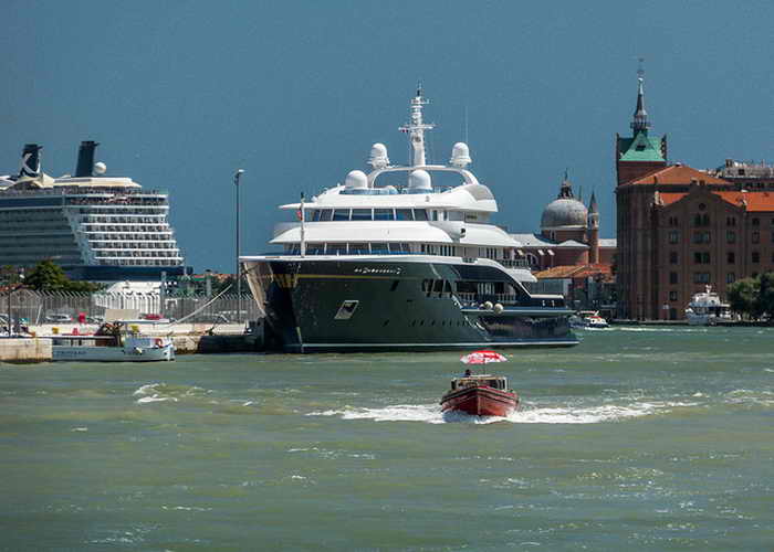 В Венеции протестуют против большого числа круизных судов. Каждое судно так же загрязняет город, как 14 тысяч автомобилей. Фото: David Blaikie/flickr.com 