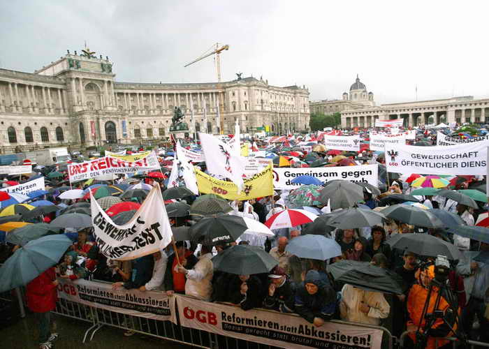 Демонстрации протеста учителей и учащихся прошли в городах Австрии