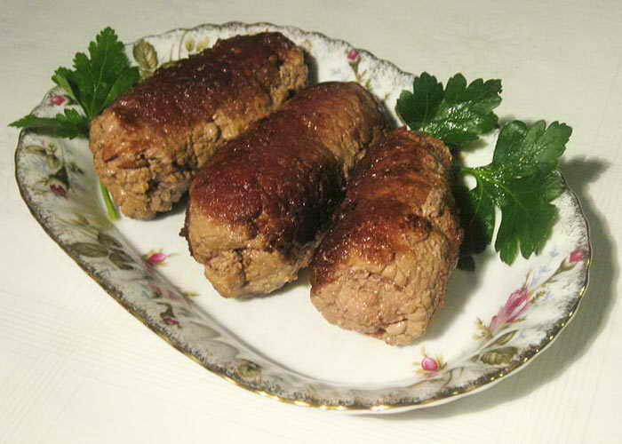 Зразы — блюдо литовской, белорусской, польской и украинской кухни, представляющее собой котлету или мясной рулет с начинкой. Фото: Kuruni/wikimedia.org