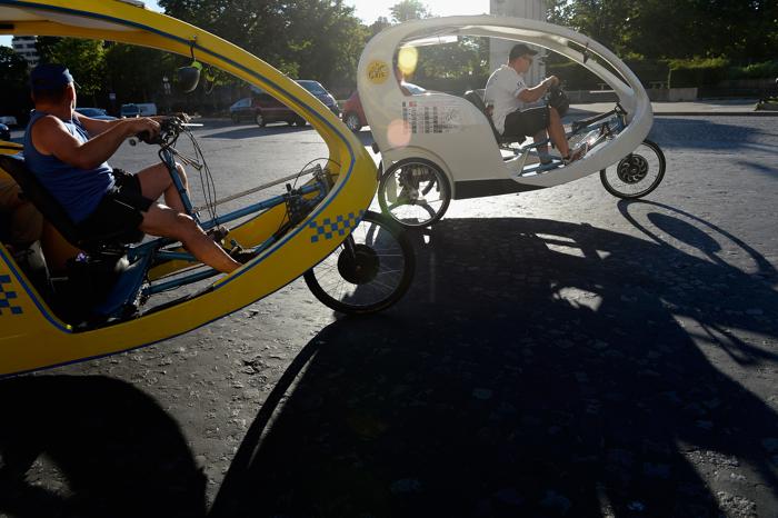 Вело-такси пользуется спросом в Париже