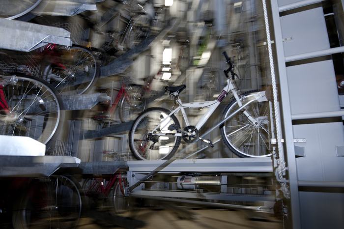 Подземный паркинг велосипедов освободил тротуары Токио