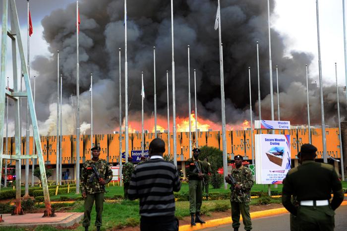 Власти Кении установят причину пожара в главном аэропорту страны