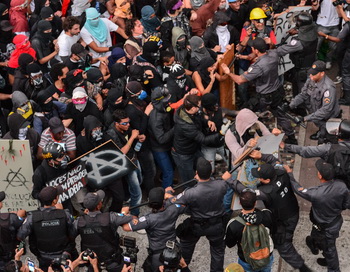 Беспорядки в столице Бралилии Рио-де-Жанейро 7 сентября 2013 года. Фото: YASUYOSHI CHIBA/AFP/Getty Images