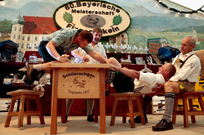 Традиционный чемпионат по вольной борьбе на пальцах прошёл в Баварии
