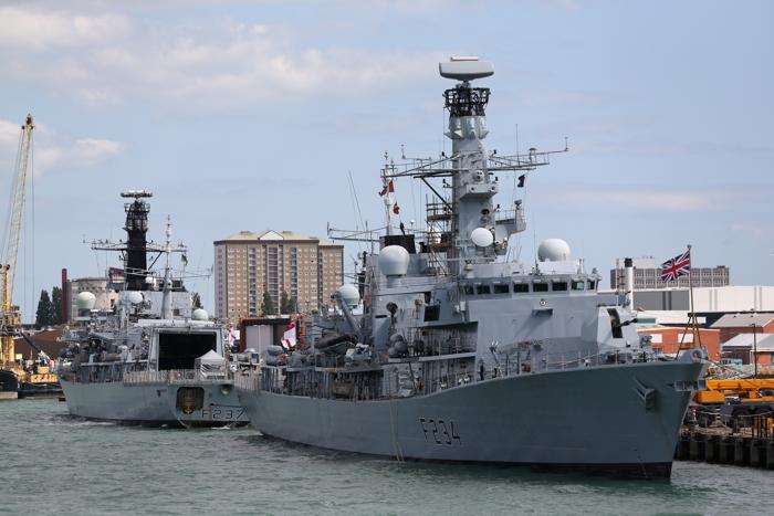 Британские военные корабли направились к Гибралтару