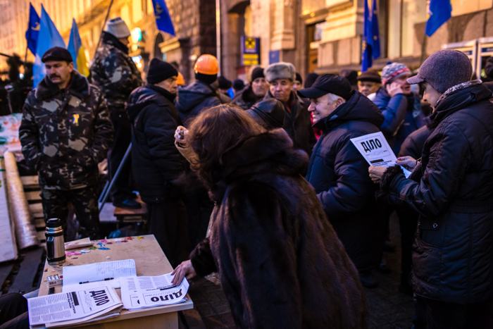 Тысячи человек продолжили протесты на Майдане 13 декабря