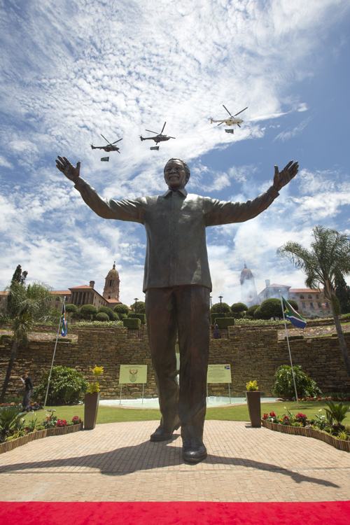 Девятиметровый памятник Нельсону Манделе установили в столице ЮАР