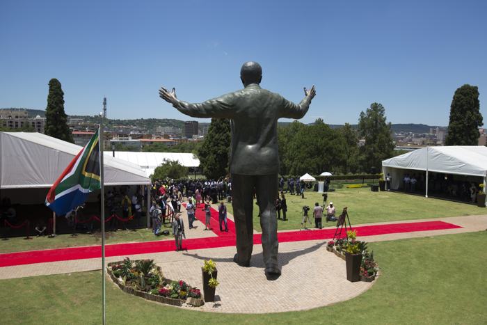 Девятиметровый памятник Нельсону Манделе установили в столице ЮАР
