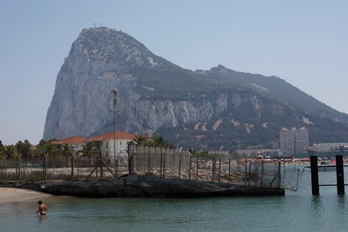 На Гибралтаре испанские рыбаки начали акцию протеста