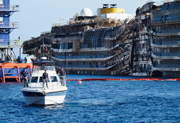 Потерпевший крушение лайнер Costa Concordia поднят с рифов, 18 сентября 2013 года. Фото: Marco Secchi/Getty Images