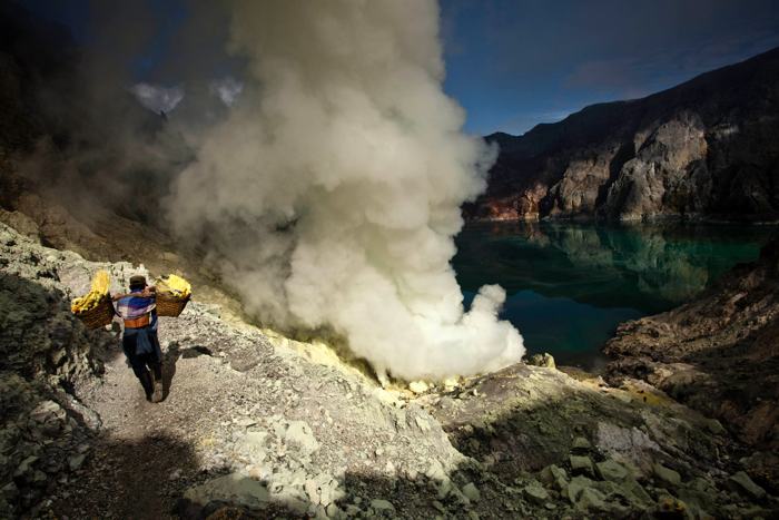 Индонезийские шахтёры добывают серу на дне кратера вулкана