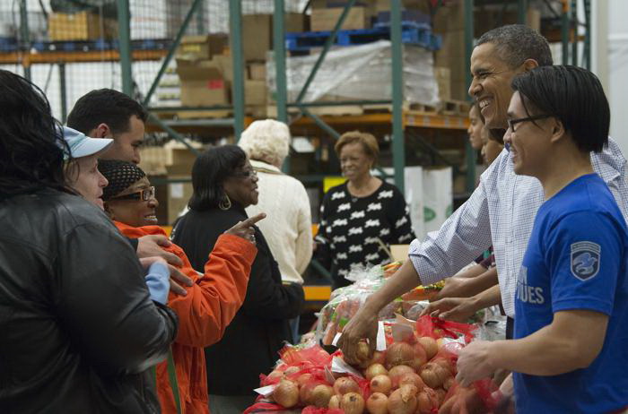 Семья Барака Обамы раздала нуждающимся еду в Банке продовольствия