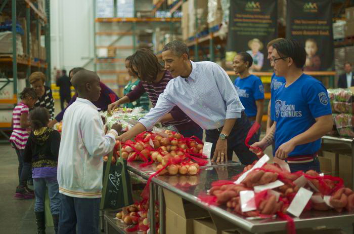 Семья Барака Обамы раздала нуждающимся еду в Банке продовольствия