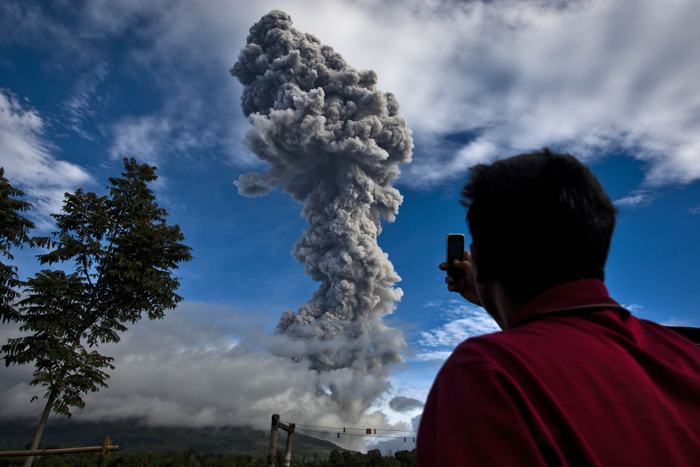Вулкан Синабунг на острове Суматра вновь проявил активность . Фото: Ulet Ifansasti / Getty Images